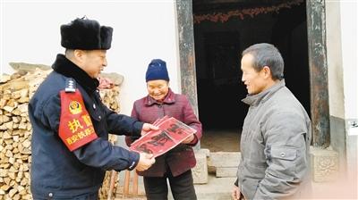 风雪飞舞 跟着铁警到山村走“亲戚”